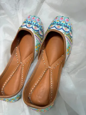 Embellished Hand crafted Mojaris - White